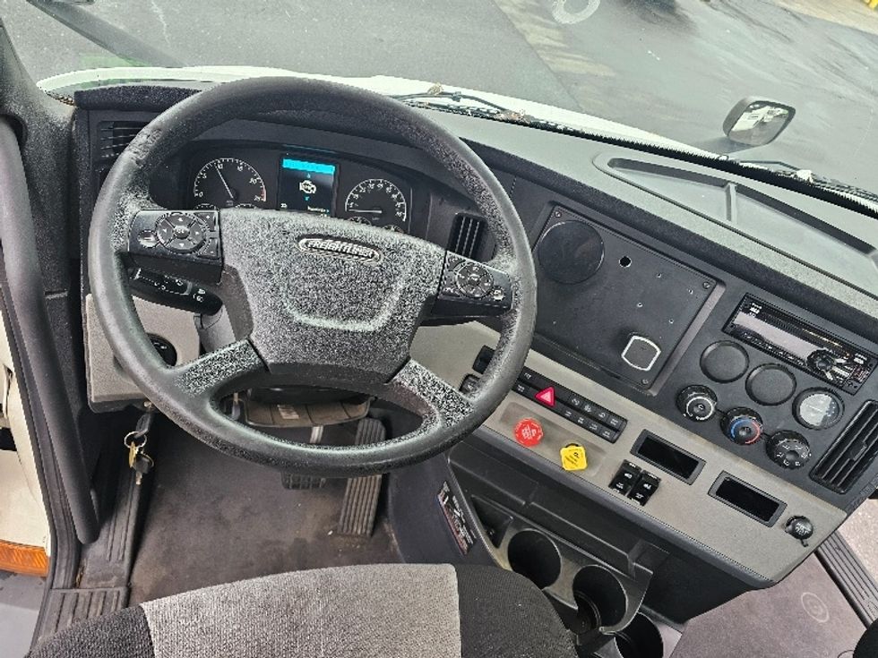 Day Cab Tractor-Heavy Duty Tractors-Freightliner-2021-T11642ST-Edison-NJ-136,793\n\t\tmiles-$ 57,000 - Image 11