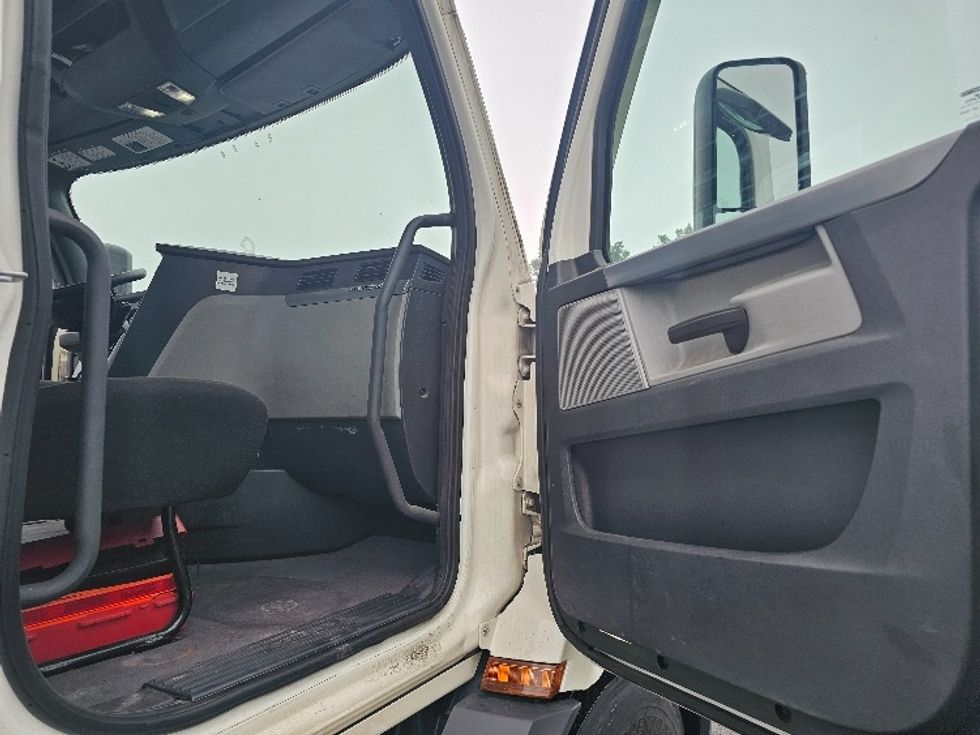 Day Cab Tractor-Heavy Duty Tractors-Freightliner-2021-T11642ST-Edison-NJ-136,793\n\t\tmiles-$ 57,000 - Image 12