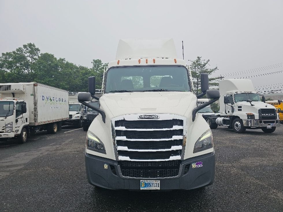 Day Cab Tractor-Heavy Duty Tractors-Freightliner-2021-T11642ST-Edison-NJ-136,793\n\t\tmiles-$ 57,000 - Image 2