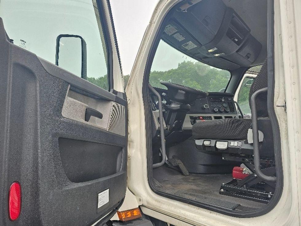 Day Cab Tractor-Heavy Duty Tractors-Freightliner-2021-T11642ST-Edison-NJ-136,793\n\t\tmiles-$ 57,000 - Image 9
