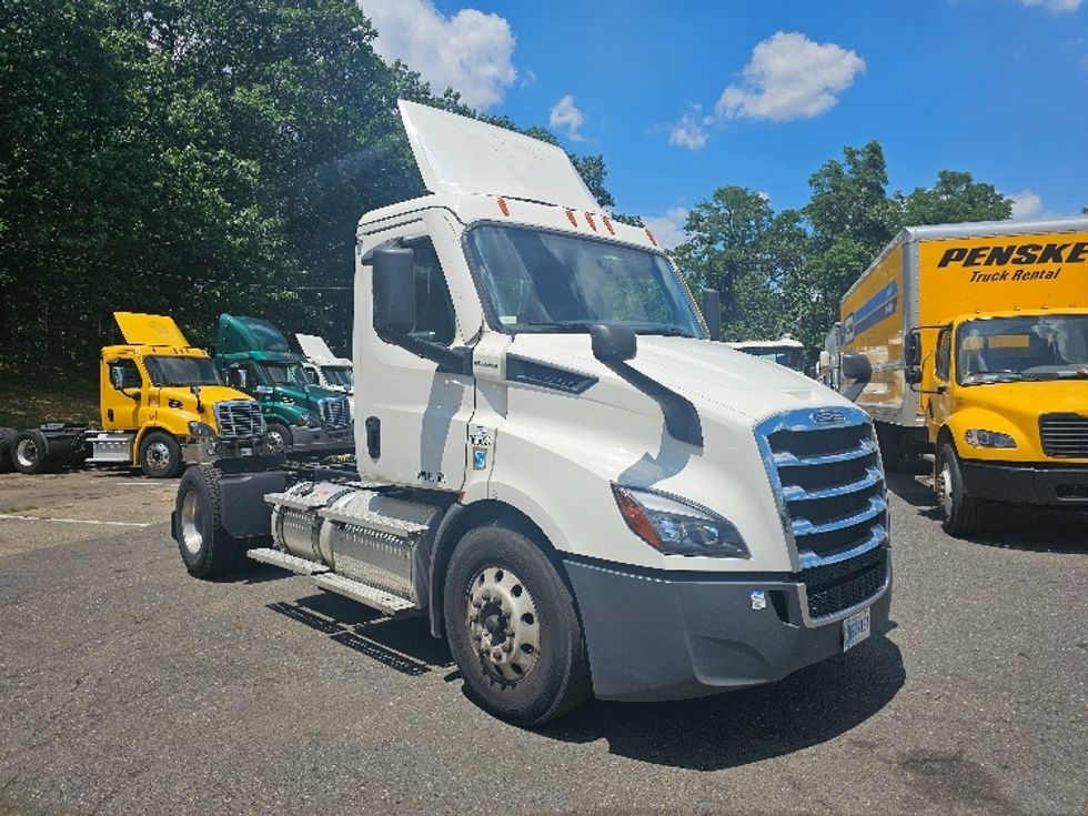 Day Cab Tractor-Heavy Duty Tractors-Freightliner-2021-T11642ST-Edison-NJ-175,403\n\t\tmiles-$ 55,250 - Image 1