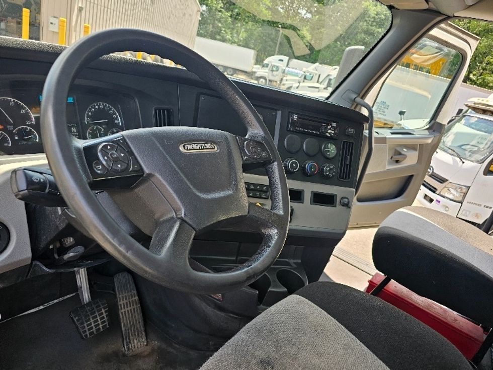 Day Cab Tractor-Heavy Duty Tractors-Freightliner-2021-T11642ST-Edison-NJ-175,403\n\t\tmiles-$ 55,250 - Image 10