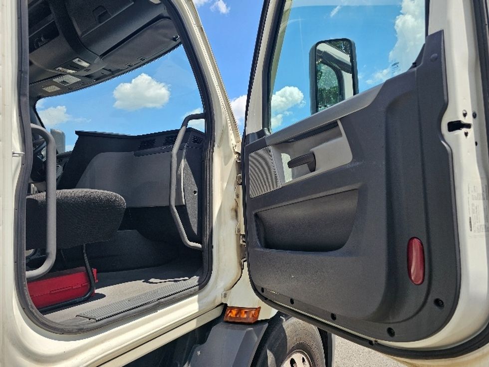 Day Cab Tractor-Heavy Duty Tractors-Freightliner-2021-T11642ST-Edison-NJ-175,403\n\t\tmiles-$ 55,250 - Image 12