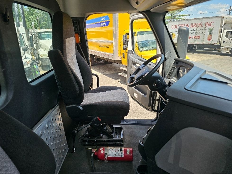 Day Cab Tractor-Heavy Duty Tractors-Freightliner-2021-T11642ST-Edison-NJ-175,403\n\t\tmiles-$ 55,250 - Image 14