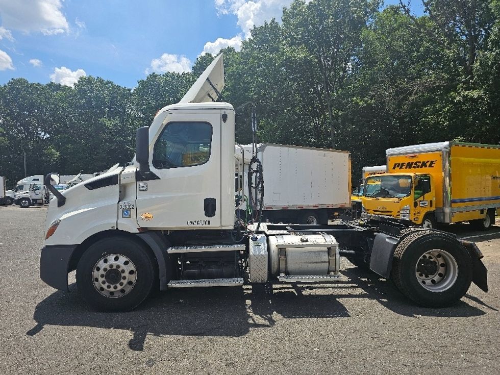 Day Cab Tractor-Heavy Duty Tractors-Freightliner-2021-T11642ST-Edison-NJ-175,403\n\t\tmiles-$ 55,250 - Image 4