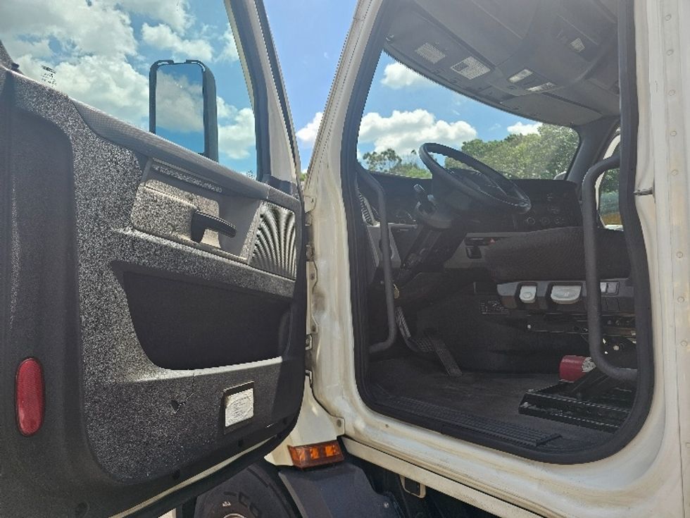 Day Cab Tractor-Heavy Duty Tractors-Freightliner-2021-T11642ST-Edison-NJ-175,403\n\t\tmiles-$ 55,250 - Image 9