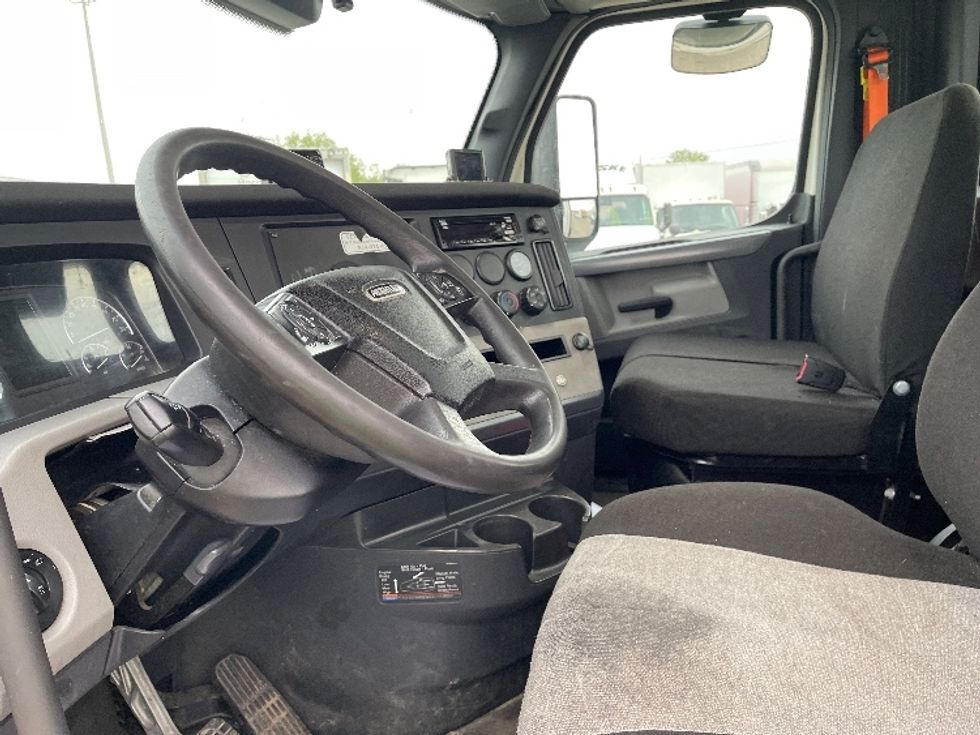 Day Cab Tractor-Heavy Duty Tractors-Freightliner-2021-T11642ST-Elkhart-IN-542,657\n\t\tmiles-$ 34,750 - Image 10