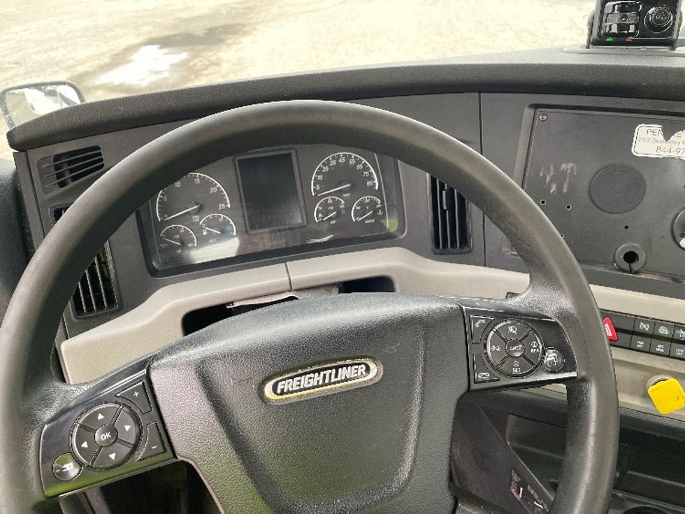 Day Cab Tractor-Heavy Duty Tractors-Freightliner-2021-T11642ST-Elkhart-IN-542,657\n\t\tmiles-$ 34,750 - Image 11