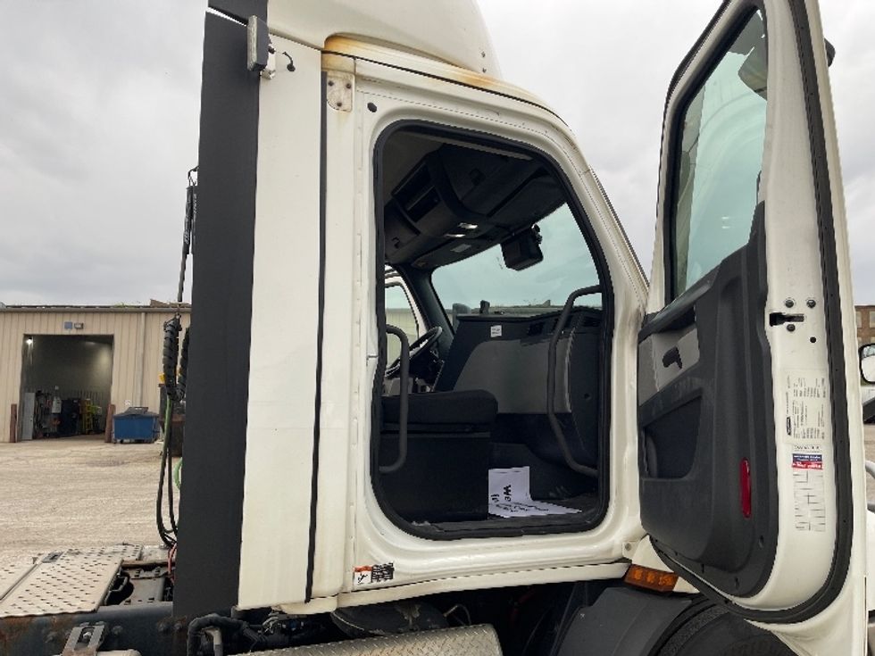 Day Cab Tractor-Heavy Duty Tractors-Freightliner-2021-T11642ST-Elkhart-IN-542,657\n\t\tmiles-$ 34,750 - Image 12