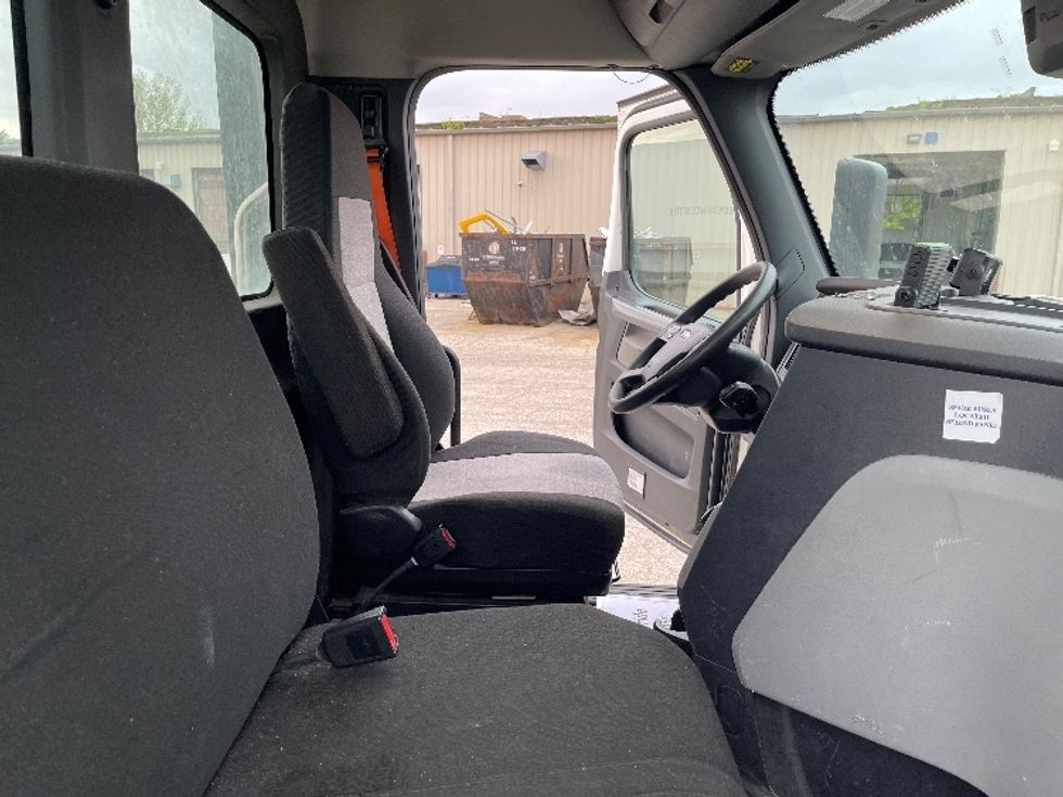 Day Cab Tractor-Heavy Duty Tractors-Freightliner-2021-T11642ST-Elkhart-IN-542,657\n\t\tmiles-$ 34,750 - Image 14