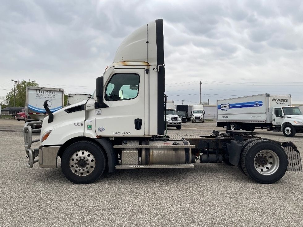 Day Cab Tractor-Heavy Duty Tractors-Freightliner-2021-T11642ST-Elkhart-IN-542,657\n\t\tmiles-$ 34,750 - Image 4
