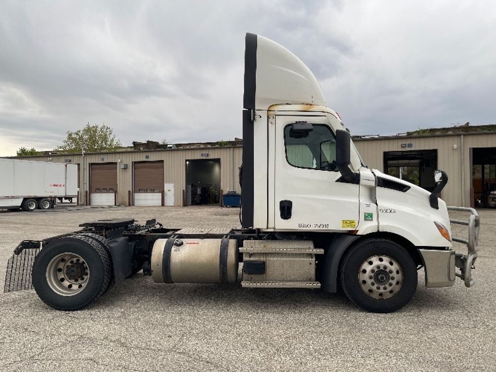 Day Cab Tractor-Heavy Duty Tractors-Freightliner-2021-T11642ST-Elkhart-IN-542,657\n\t\tmiles-$ 34,750 - Image 8