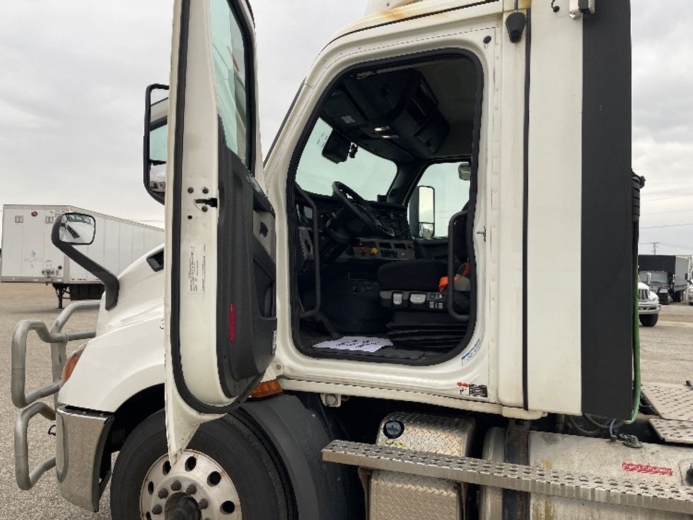 Day Cab Tractor-Heavy Duty Tractors-Freightliner-2021-T11642ST-Elkhart-IN-542,657\n\t\tmiles-$ 34,750 - Image 9