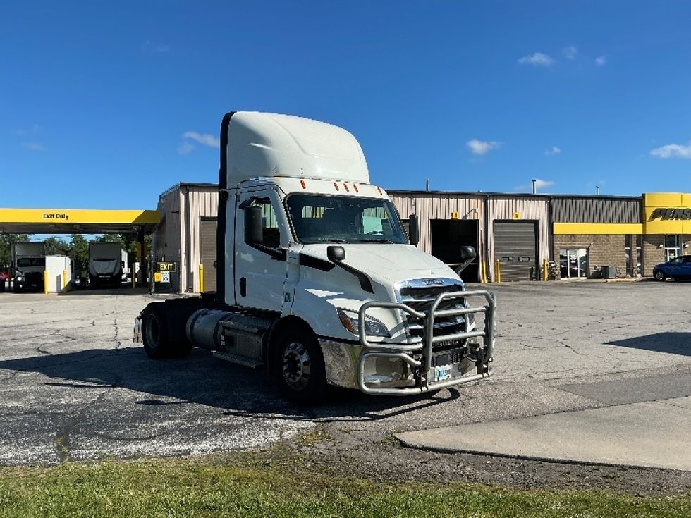 Day Cab Tractor-Heavy Duty Tractors-Freightliner-2021-T11642ST-Elkhart-IN-561,116\n\t\tmiles-$ 34,250 - Image 1