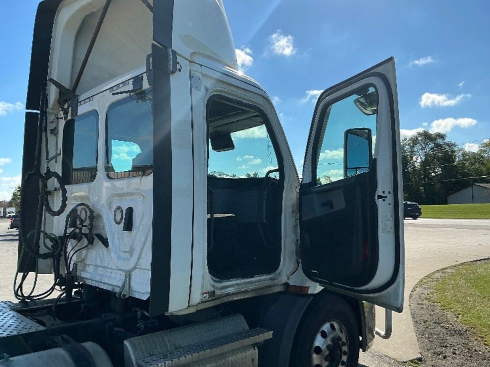 Day Cab Tractor-Heavy Duty Tractors-Freightliner-2021-T11642ST-Elkhart-IN-561,116\n\t\tmiles-$ 34,250 - Image 12
