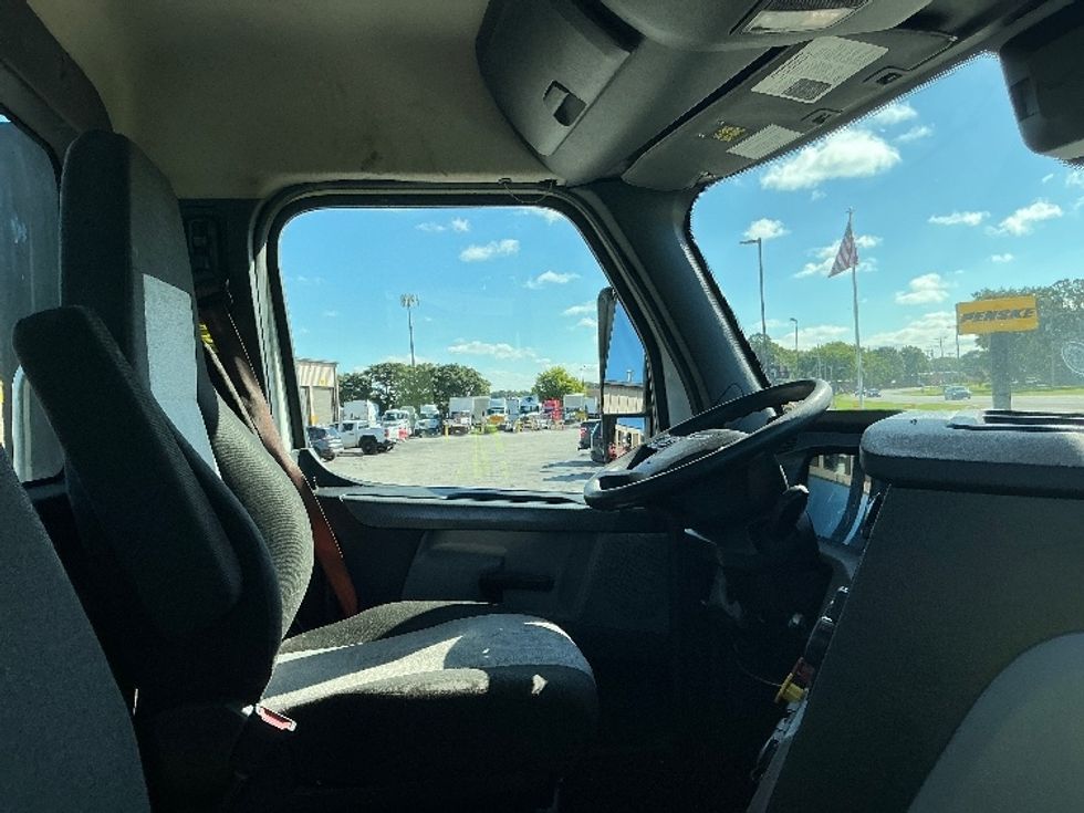 Day Cab Tractor-Heavy Duty Tractors-Freightliner-2021-T11642ST-Elkhart-IN-561,116\n\t\tmiles-$ 34,250 - Image 14