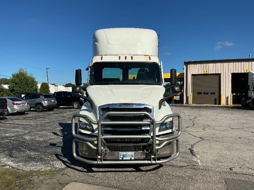 Day Cab Tractor-Heavy Duty Tractors-Freightliner-2021-T11642ST-Elkhart-IN-561,116\n\t\tmiles-$ 34,250 - Image 2