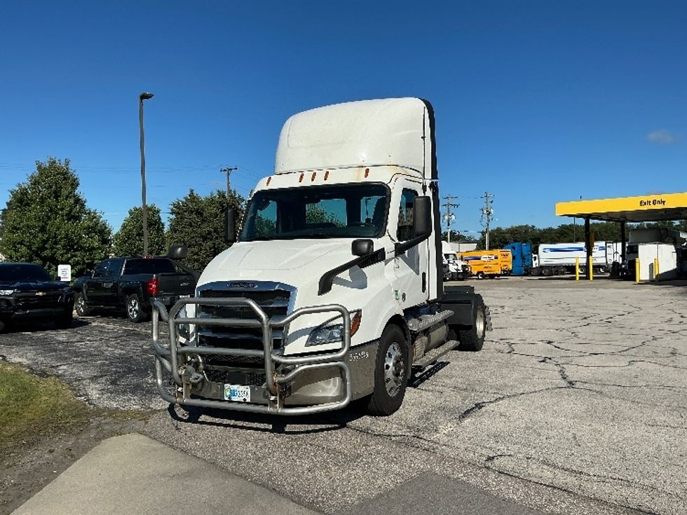 Day Cab Tractor-Heavy Duty Tractors-Freightliner-2021-T11642ST-Elkhart-IN-561,116\n\t\tmiles-$ 34,250 - Image 3