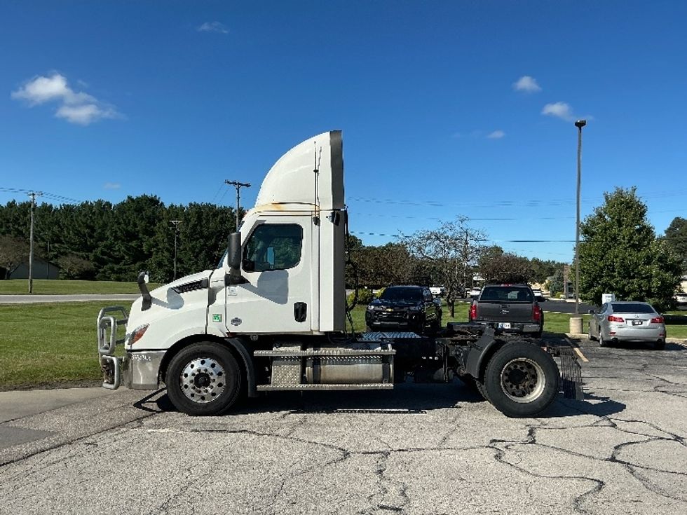 Day Cab Tractor-Heavy Duty Tractors-Freightliner-2021-T11642ST-Elkhart-IN-561,116\n\t\tmiles-$ 34,250 - Image 4