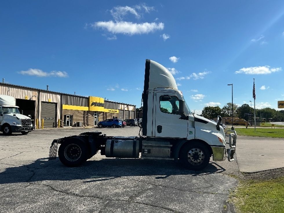 Day Cab Tractor-Heavy Duty Tractors-Freightliner-2021-T11642ST-Elkhart-IN-561,116\n\t\tmiles-$ 34,250 - Image 8
