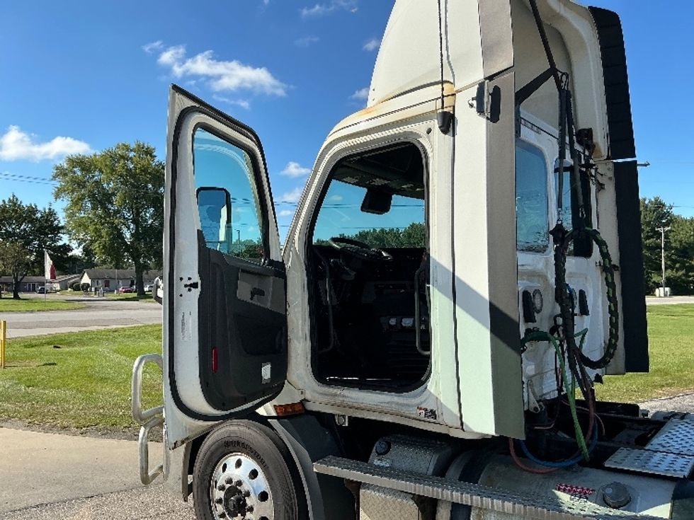 Day Cab Tractor-Heavy Duty Tractors-Freightliner-2021-T11642ST-Elkhart-IN-561,116\n\t\tmiles-$ 34,250 - Image 9
