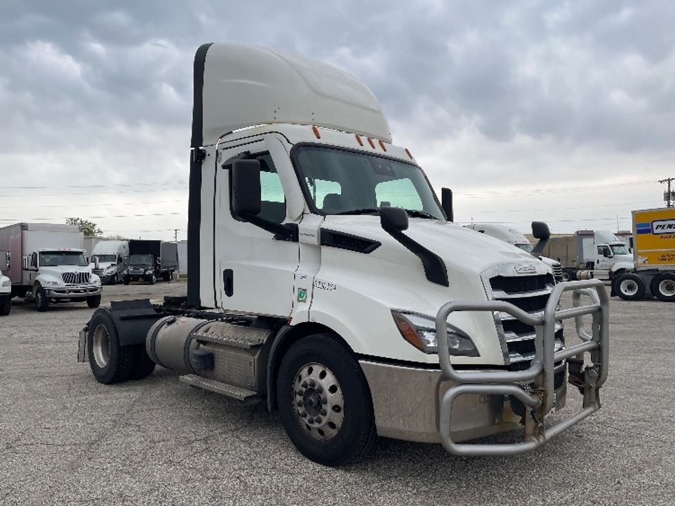 Day Cab Tractor-Heavy Duty Tractors-Freightliner-2021-T11642ST-Elkhart-IN-647,968\n\t\tmiles-$ 27,750 - Image 1