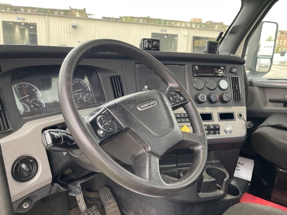 Day Cab Tractor-Heavy Duty Tractors-Freightliner-2021-T11642ST-Elkhart-IN-647,968\n\t\tmiles-$ 27,750 - Image 10