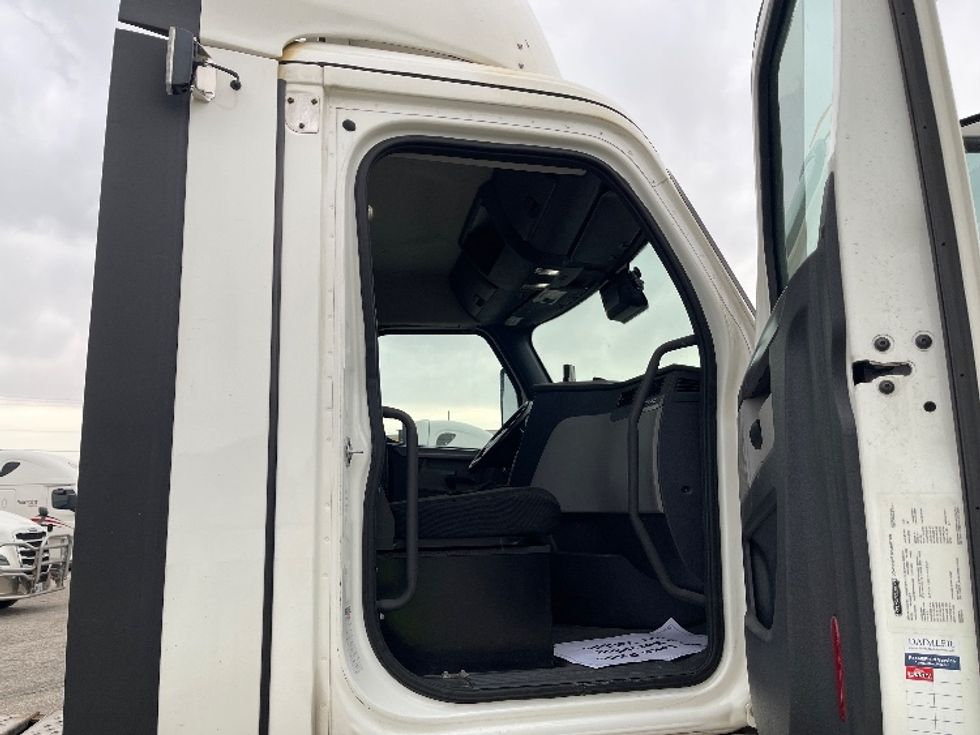 Day Cab Tractor-Heavy Duty Tractors-Freightliner-2021-T11642ST-Elkhart-IN-647,968\n\t\tmiles-$ 27,750 - Image 12
