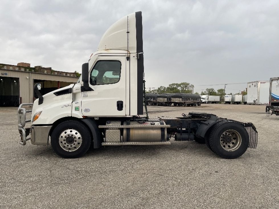Day Cab Tractor-Heavy Duty Tractors-Freightliner-2021-T11642ST-Elkhart-IN-647,968\n\t\tmiles-$ 27,750 - Image 4