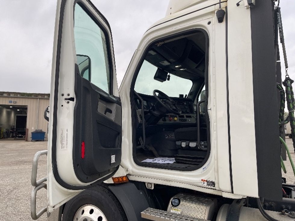 Day Cab Tractor-Heavy Duty Tractors-Freightliner-2021-T11642ST-Elkhart-IN-647,968\n\t\tmiles-$ 27,750 - Image 9