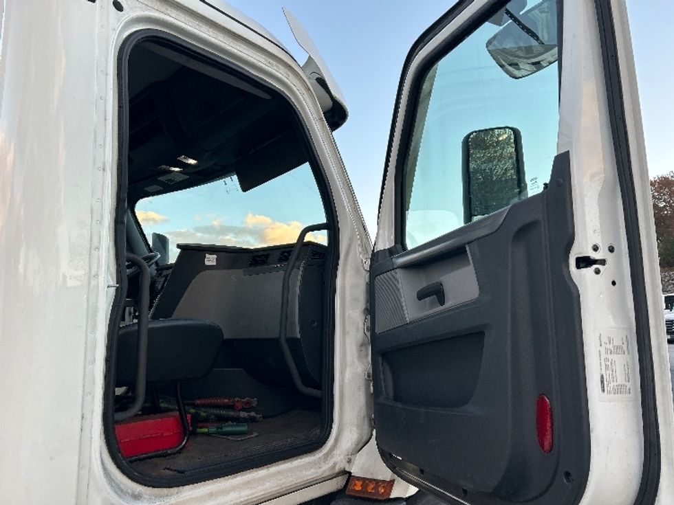 Day Cab Tractor-Heavy Duty Tractors-Freightliner-2021-T11642ST-Fitchburg-MA-295,611\n\t\tmiles-$ 47,250 - Image 12