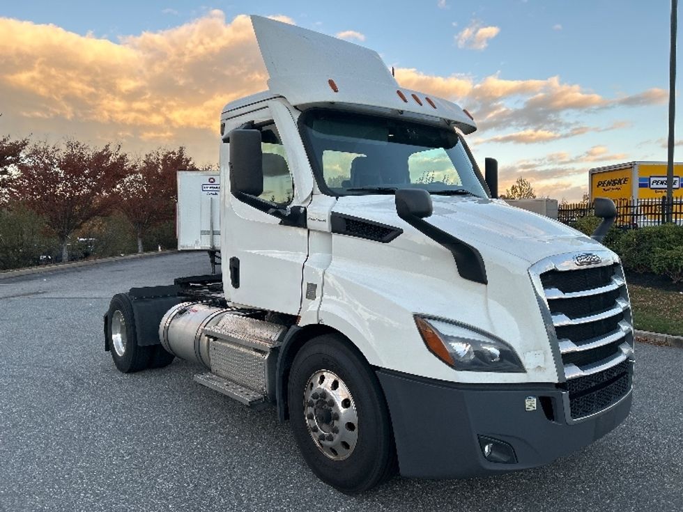 Day Cab Tractor-Heavy Duty Tractors-Freightliner-2021-T11642ST-Fitchburg-MA-295,612\n\t\tmiles-$ 38,500 - Image 1