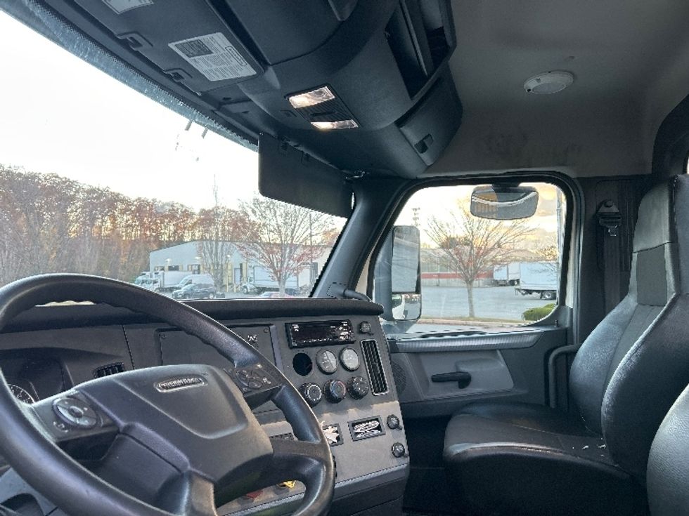 Day Cab Tractor-Heavy Duty Tractors-Freightliner-2021-T11642ST-Fitchburg-MA-295,612\n\t\tmiles-$ 38,500 - Image 10