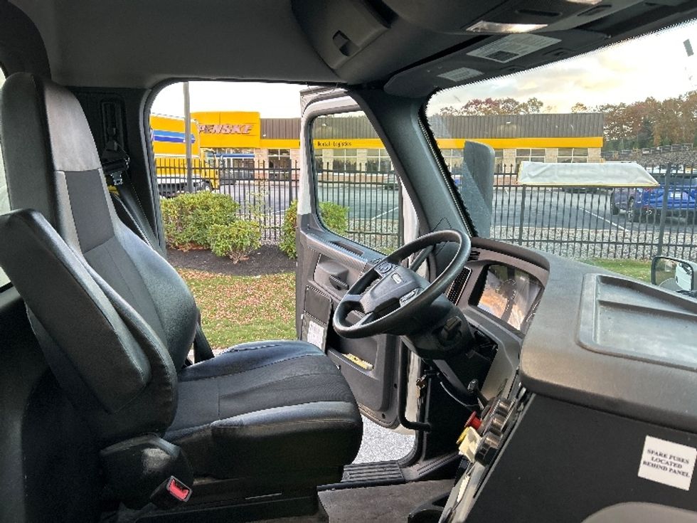 Day Cab Tractor-Heavy Duty Tractors-Freightliner-2021-T11642ST-Fitchburg-MA-295,612\n\t\tmiles-$ 38,500 - Image 14