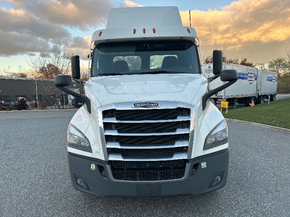 Day Cab Tractor-Heavy Duty Tractors-Freightliner-2021-T11642ST-Fitchburg-MA-295,612\n\t\tmiles-$ 38,500 - Image 2