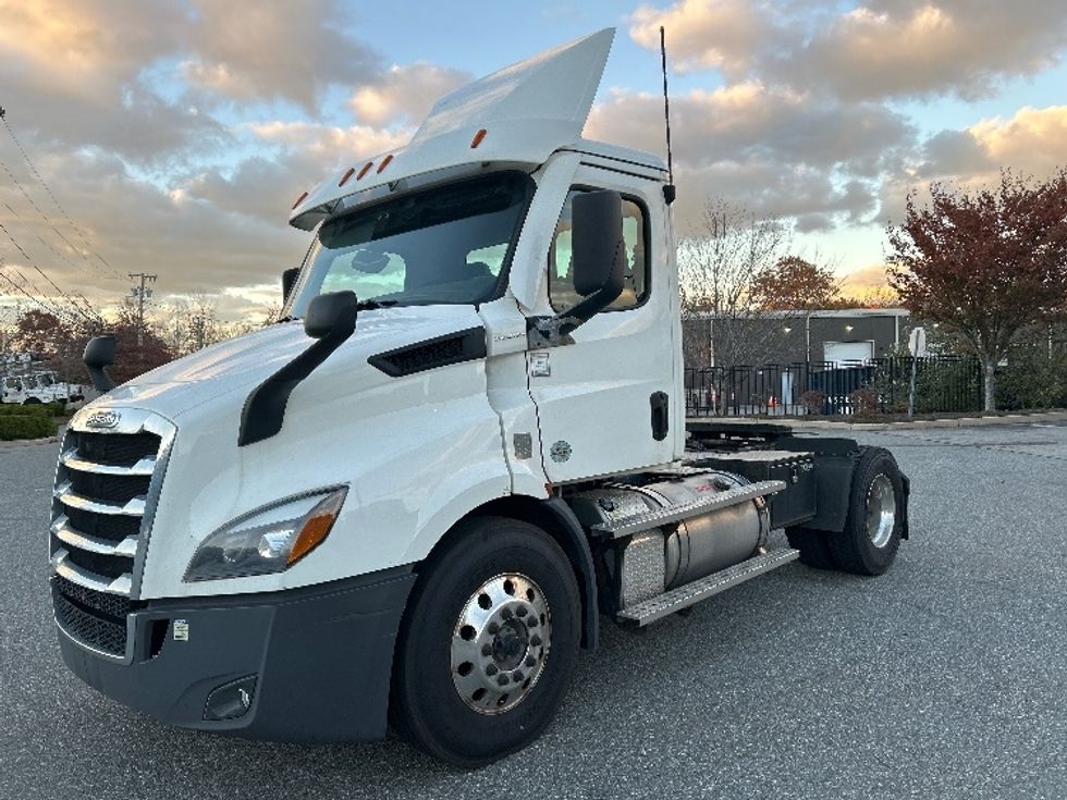 Day Cab Tractor-Heavy Duty Tractors-Freightliner-2021-T11642ST-Fitchburg-MA-295,612\n\t\tmiles-$ 38,500 - Image 3