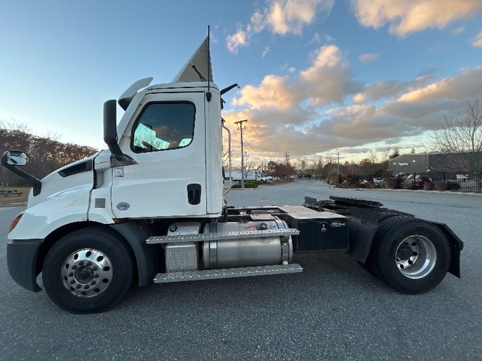 Day Cab Tractor-Heavy Duty Tractors-Freightliner-2021-T11642ST-Fitchburg-MA-295,612\n\t\tmiles-$ 38,500 - Image 4