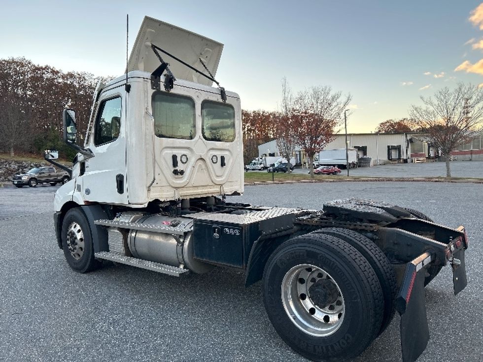 Day Cab Tractor-Heavy Duty Tractors-Freightliner-2021-T11642ST-Fitchburg-MA-295,612\n\t\tmiles-$ 38,500 - Image 5