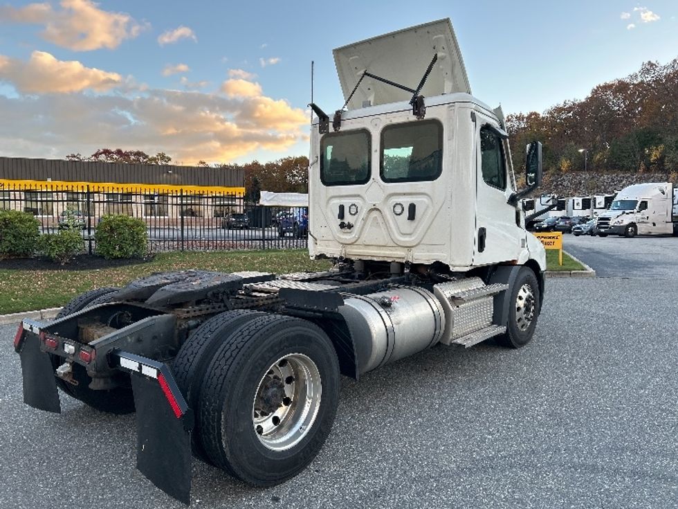 Day Cab Tractor-Heavy Duty Tractors-Freightliner-2021-T11642ST-Fitchburg-MA-295,612\n\t\tmiles-$ 38,500 - Image 7