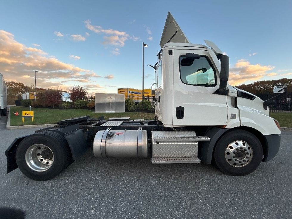 Day Cab Tractor-Heavy Duty Tractors-Freightliner-2021-T11642ST-Fitchburg-MA-295,612\n\t\tmiles-$ 38,500 - Image 8