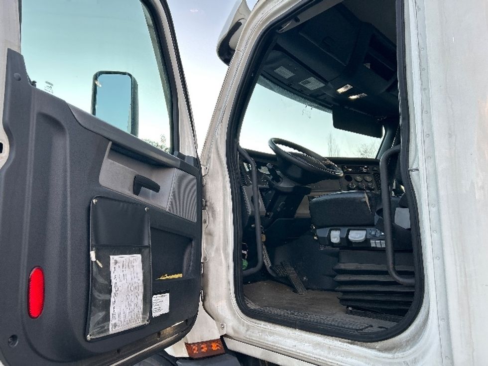 Day Cab Tractor-Heavy Duty Tractors-Freightliner-2021-T11642ST-Fitchburg-MA-295,612\n\t\tmiles-$ 38,500 - Image 9