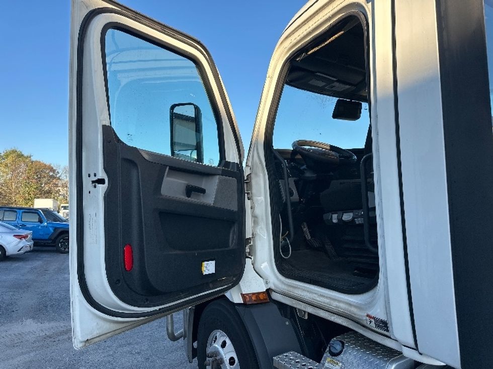 Day Cab Tractor-Heavy Duty Tractors-Freightliner-2021-T11642ST-Forest Park-GA-846,473\n\t\tmiles-$ 30,500 - Image 9