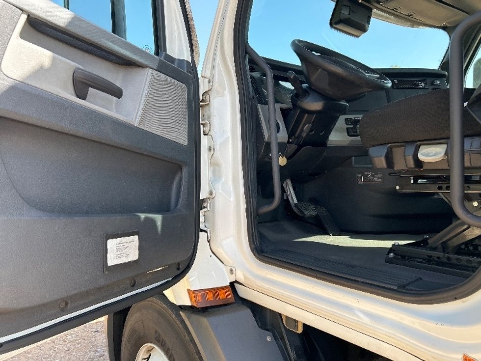 Day Cab Tractor-Heavy Duty Tractors-Freightliner-2021-T11642ST-Fort Worth-TX-282,811\n\t\tmiles-$ 54,000 - Image 9