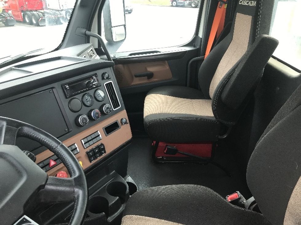 Day Cab Tractor-Heavy Duty Tractors-Freightliner-2021-T11642ST-Fredonia-NY-277,255\n\t\tmiles-$ 46,750 - Image 10