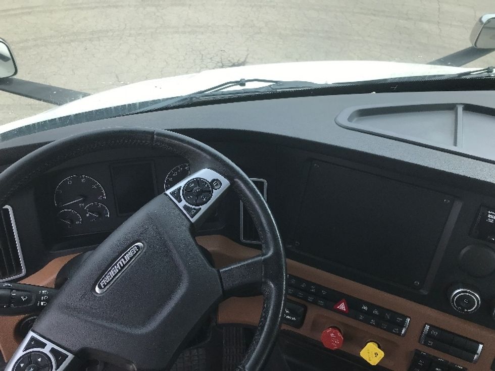Day Cab Tractor-Heavy Duty Tractors-Freightliner-2021-T11642ST-Fredonia-NY-277,255\n\t\tmiles-$ 46,750 - Image 11
