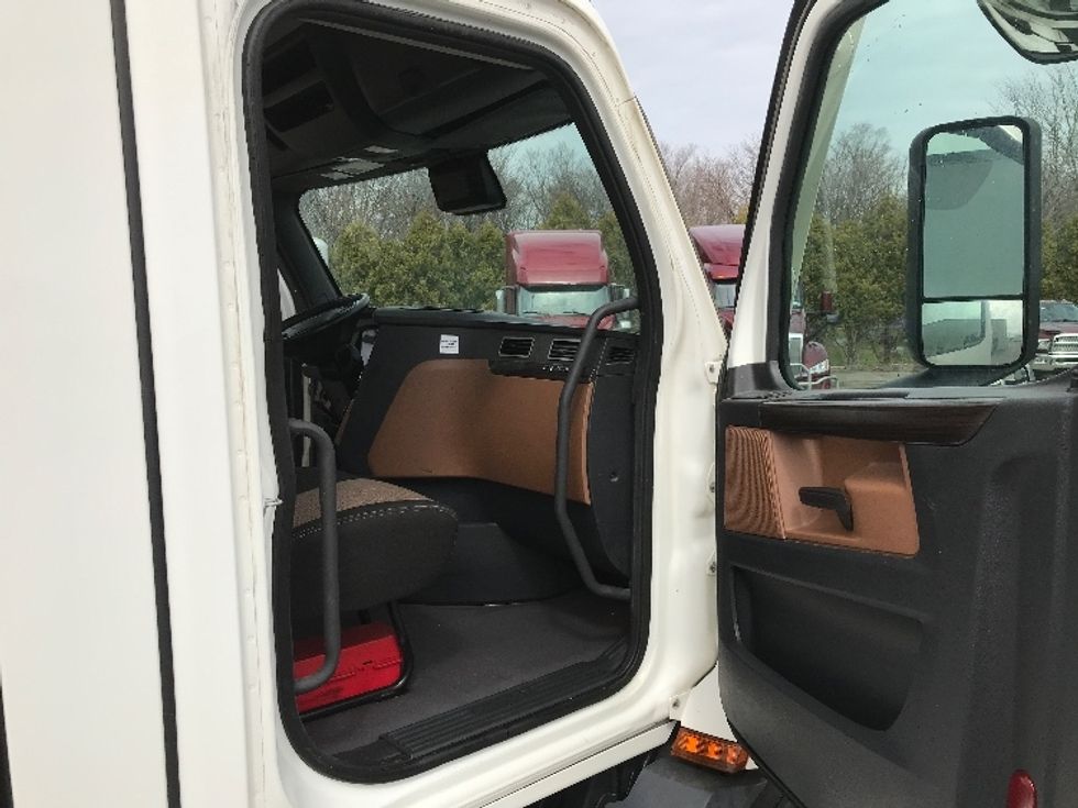 Day Cab Tractor-Heavy Duty Tractors-Freightliner-2021-T11642ST-Fredonia-NY-277,255\n\t\tmiles-$ 46,750 - Image 12