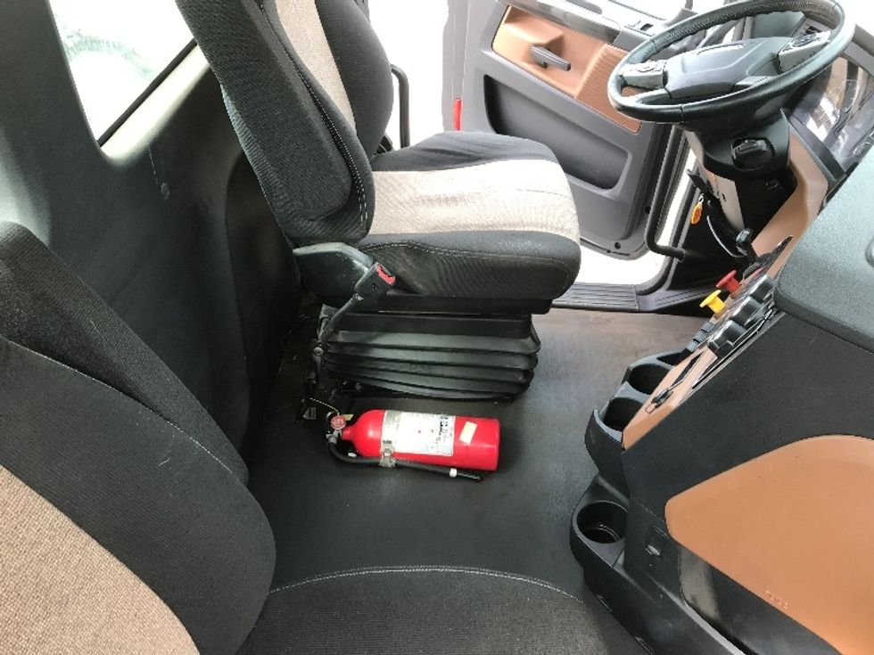 Day Cab Tractor-Heavy Duty Tractors-Freightliner-2021-T11642ST-Fredonia-NY-277,255\n\t\tmiles-$ 46,750 - Image 14