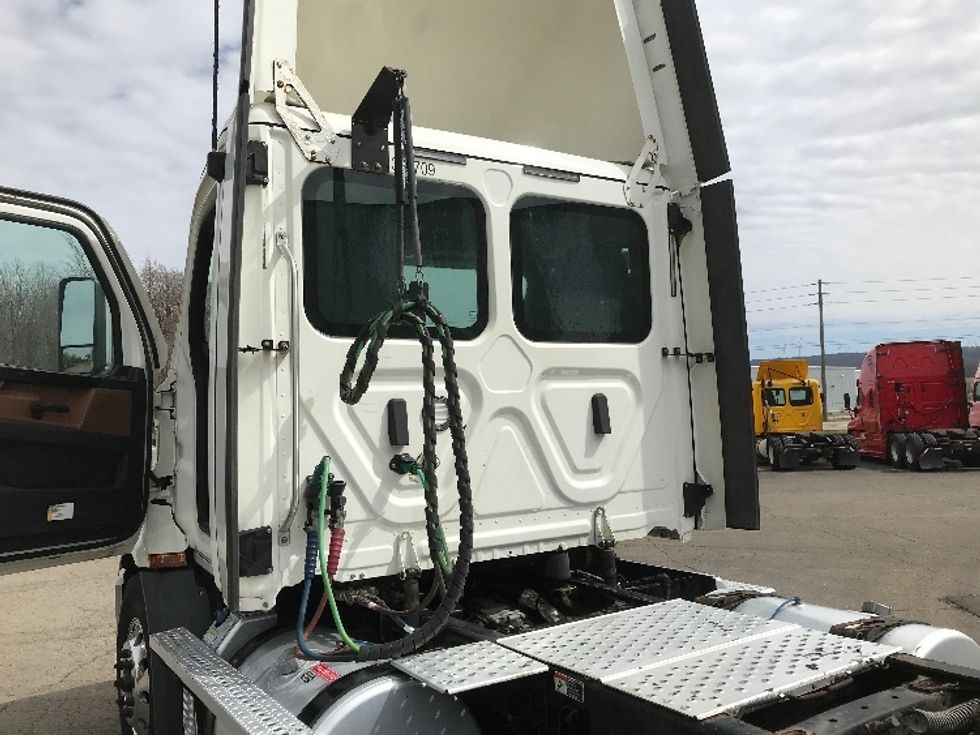 Day Cab Tractor-Heavy Duty Tractors-Freightliner-2021-T11642ST-Fredonia-NY-277,255\n\t\tmiles-$ 46,750 - Image 17