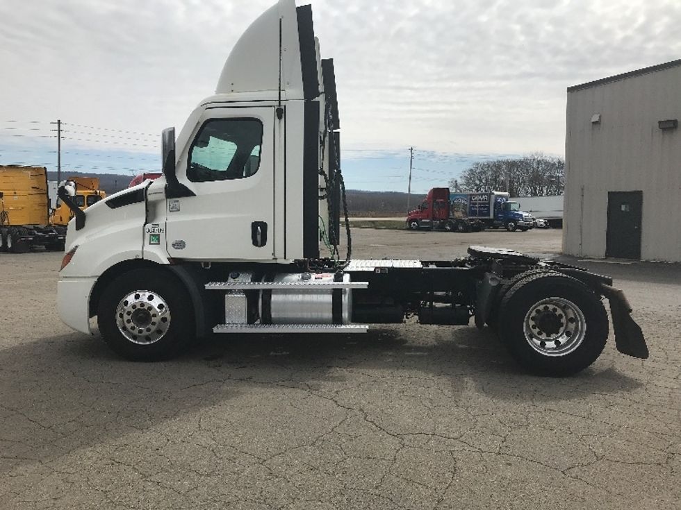 Day Cab Tractor-Heavy Duty Tractors-Freightliner-2021-T11642ST-Fredonia-NY-277,255\n\t\tmiles-$ 46,750 - Image 4