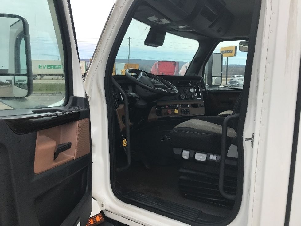 Day Cab Tractor-Heavy Duty Tractors-Freightliner-2021-T11642ST-Fredonia-NY-277,255\n\t\tmiles-$ 46,750 - Image 9